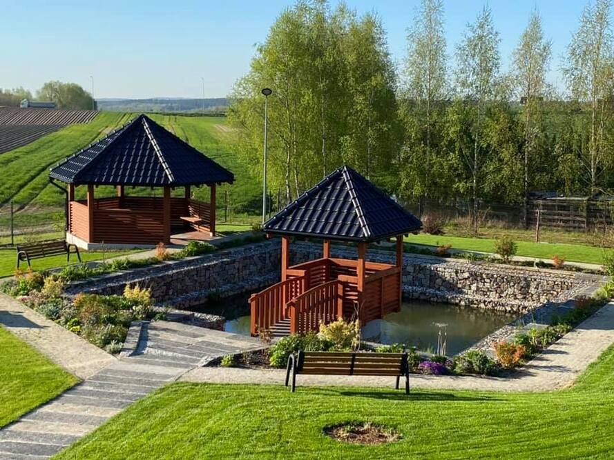 Ogród przed Domem Seniora „Jagatowe Wzgórze” w Jagatowie