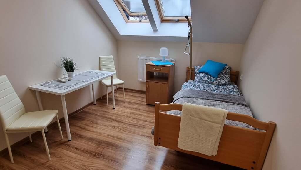 Jeden z pokoi mieszkalnych w Domu Opieki „Prosto z Serca" w Kłyżu