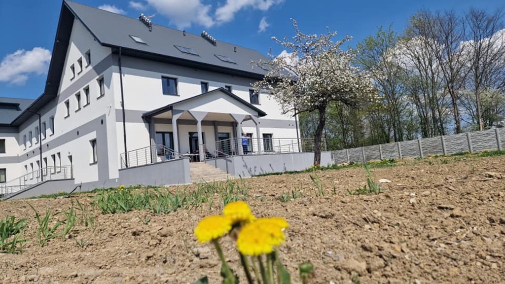 Dom Opieki „Prosto z Serca" w Kłyżu otaczają pola, łąki i lasy - okolica jest cicha, spokojna i zachęca do spacerów