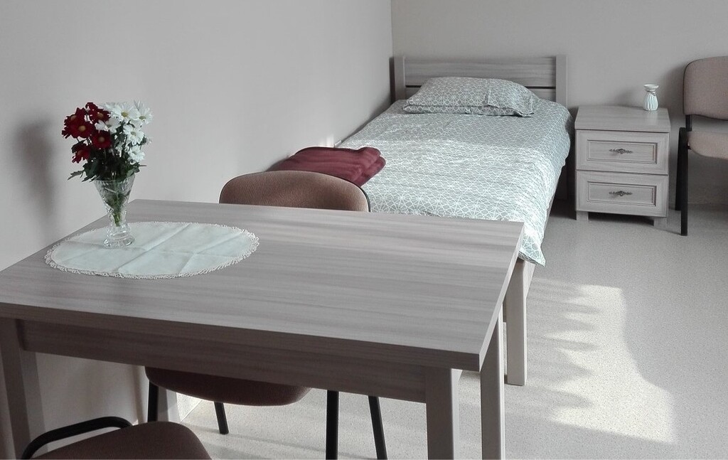 Pokoje w Domu Seniora „Sosnowy Dworek” w Żarkach Letniskach są jasne, schludne i wyposażone w niezbędne udogodnienia