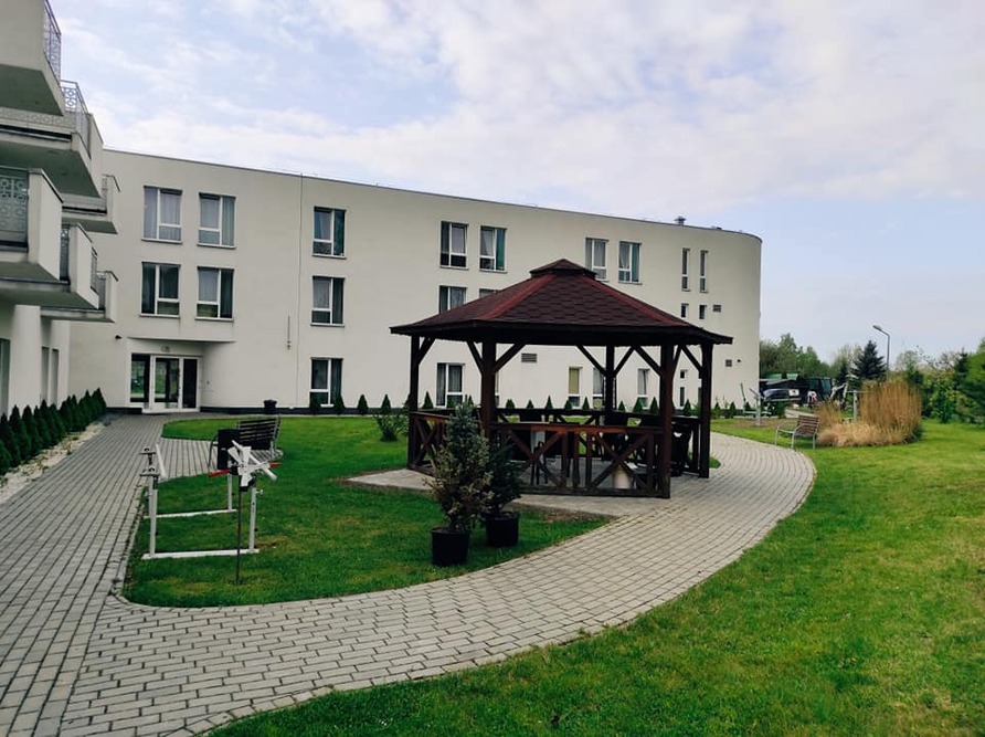 Dom Seniora „ProAltum” w Mysłowicach to nowoczesny budynek położony na ogrodzonej, pięknie zaaranżowanej działce