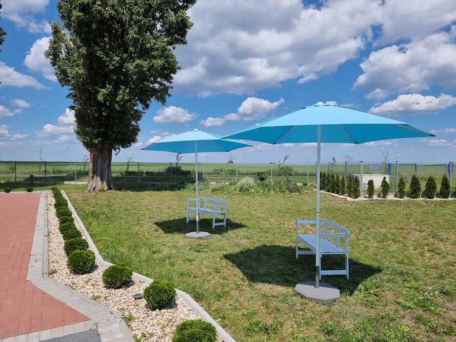 Ogród przed Domem Seniora „Zielony Piątek” w Piątku Wielkim to miejsce, w którym seniorzy mogą spędzać czas na spacerach, rozmowach lub biorąc udział w różnego rodzaju zajęciach rekreacyjnych