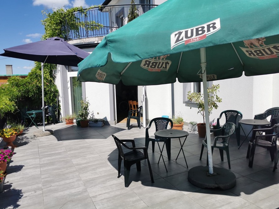 Przed Domem Opieki „Lawendowy Zaścianek” w Zaściankach znajduje się słoneczny taras przeznaczony dla seniorów