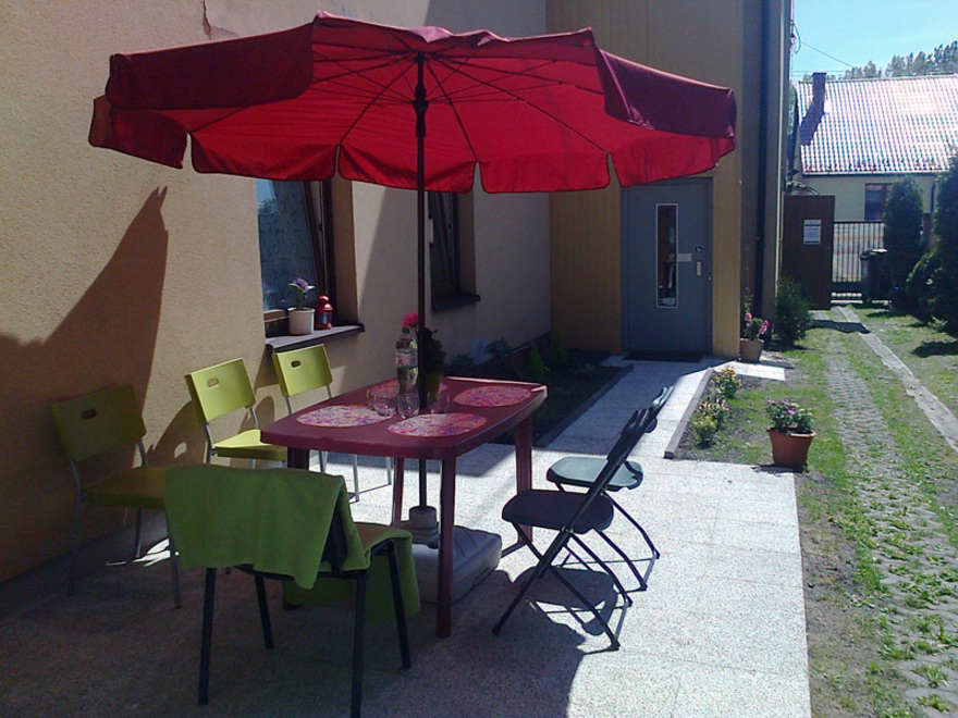 Prywatny Dom Opieki Osób Starszych „Szafirek” w Czeladzi leży na ogrodzonej działce - w ogrodzie seniorzy mogą wypocząć i spędzić miło czas