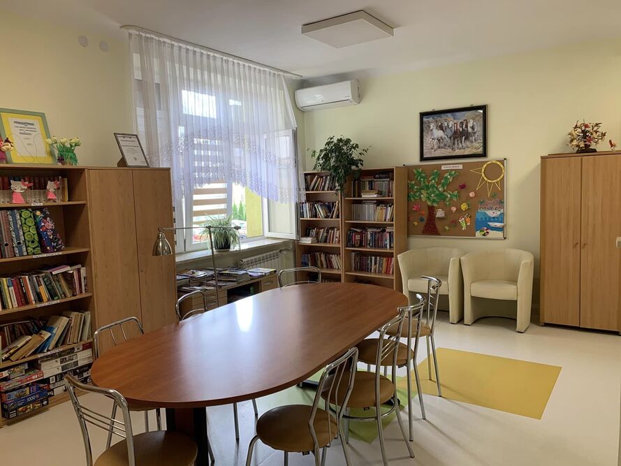 Mieszkańcy Domu Opieki „Oliwska 5” w Warszawie mają dostęp do świetnie zaopatrzonej biblioteczki