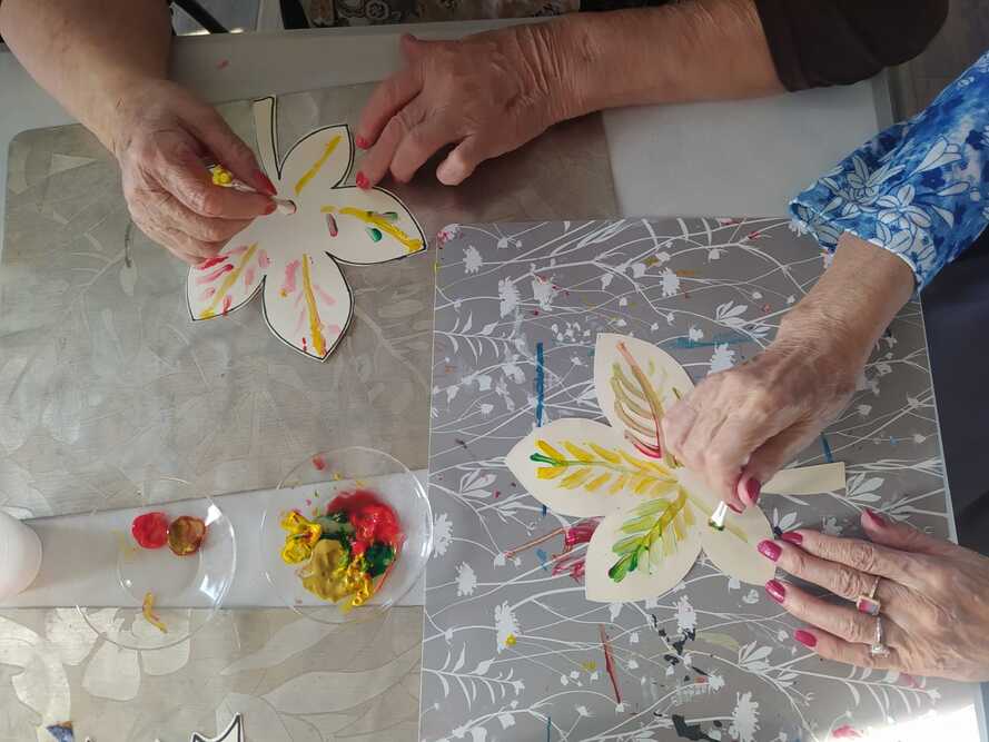 Dom Seniora „ProAltum” w Mysłowicach zapewnia swoim podopiecznym terapię zajęciową - na zdjęciu zajęcia plastyczne 