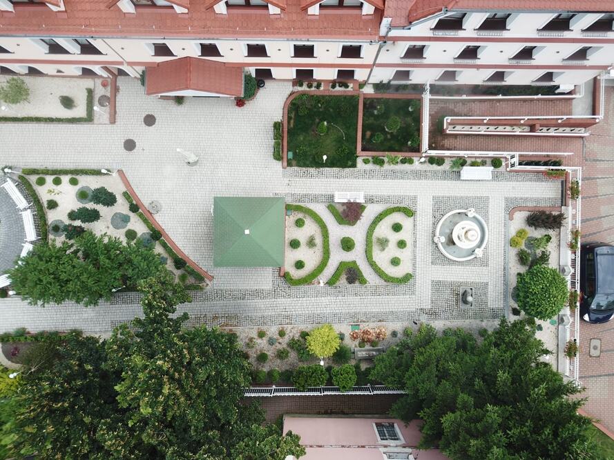 Przed budynkiem Domu Seniora „Villa Kosmowski” w Szczawnie-Zdroju  znajduje się urokliwy plac z ławeczkami i fontanną