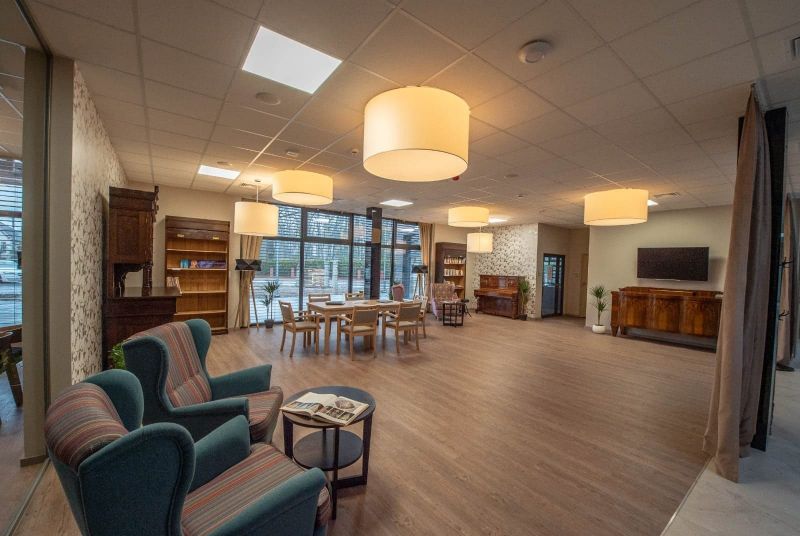 Stobrawskie Centrum Seniora w Kluczborku to także przestrzenia wspólne, takie jak salon z kącikiem czytelniczym 