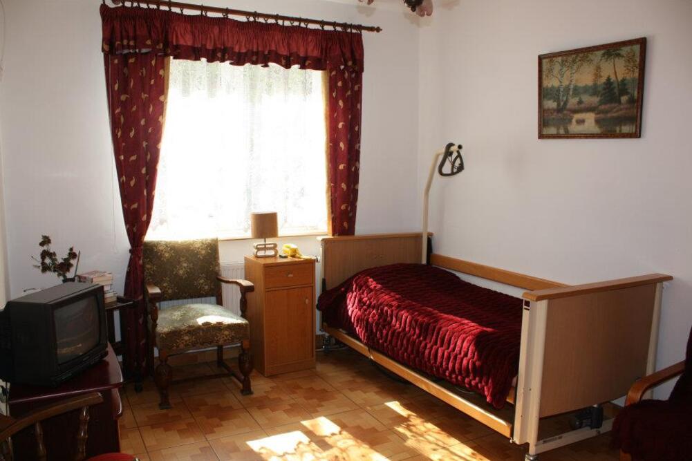 Pokoje mieszkalne w Domu Opieki „Henry” w Henryszewie wyposażone są w niezbędne udogodnienia