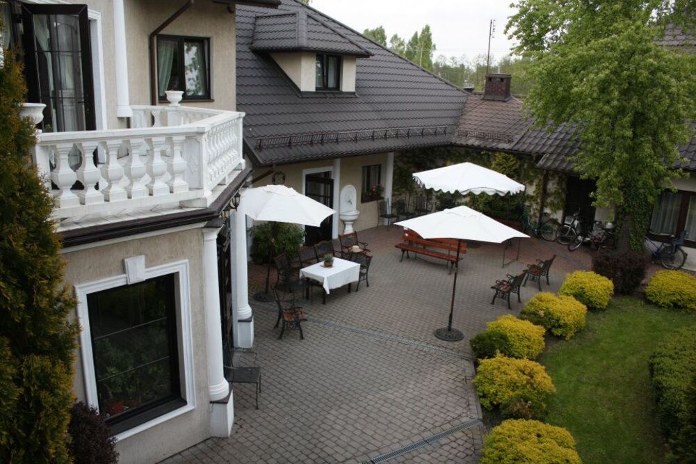 Taras przed Domem Opieki „Henry” w Henryszewie