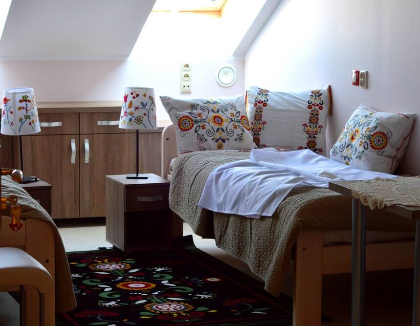 Mieszkańcy Domu Seniora „Gołębi Dwór” w Kamieniu Małym mają do dyspozycji komfortowe pokoje