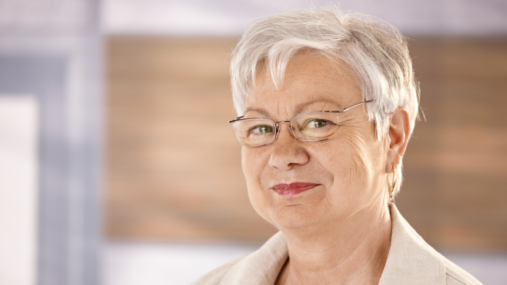 Ile lat można doliczyć do emerytury za dzieci? Czym jest program mama 4 plus? Na zdjęciu uśmiechnięta emerytka.