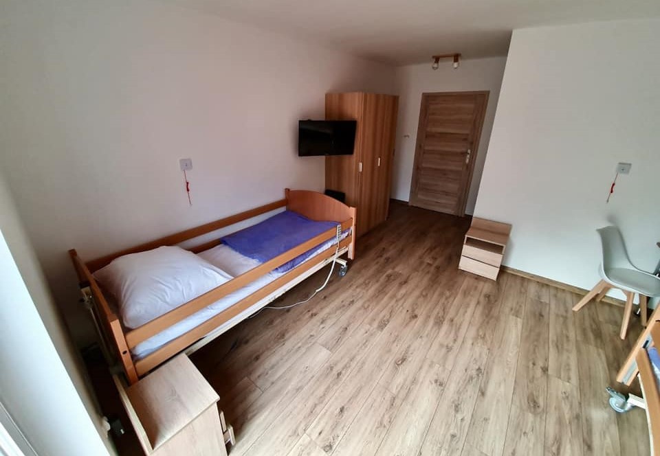 Jeden z pokoi mieszkalnych w Domu Seniora „Hill Tom” w Lądku-Zdroju