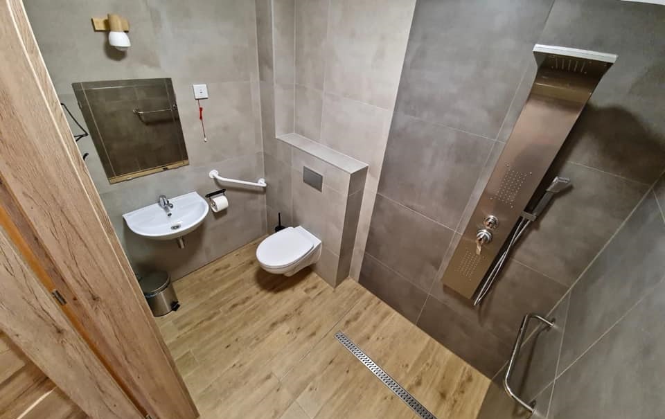 Łazienki w Domu Seniora „Hill Tom” w Lądku-Zdroju są dostosowane do potrzeb osób niepełnosprawnych