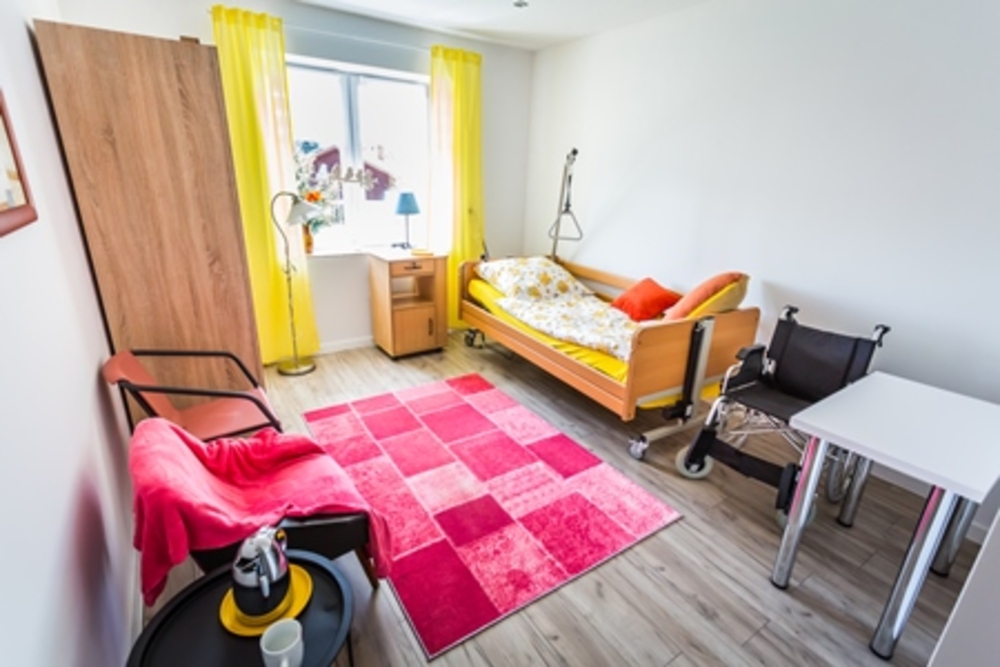 Pokoje mieszkalne w Centrum Opieki i Rehabilitacji „MULTISENIOR” w Orzechu są funkcjonalnie urządzone i w pełni umeblowane - istnieje również możliwość ich doposażenia