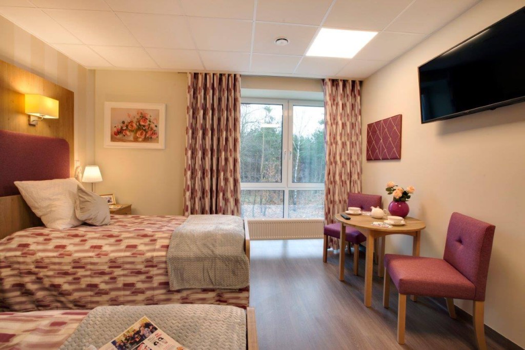 Dom Opieki „Rezydencja Dąbrówka" w Warszawie to obiekt o wysokim standardzie - doskonale odzwierciedla to wystrój pokoi dla pensjonariuszy