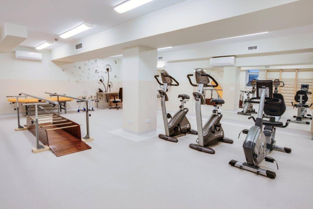 Dom Opieki „Rezydencja Dąbrówka" w Warszawie dysponuje nowocześnie wyposażoną salą do rehabilitacji i terapii zajęciowej