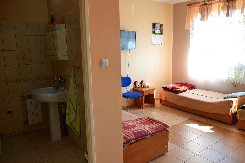 Pokoje mieszkalne w Domu Pomocy Społecznej „Przystań” we Wronikowie posiadają prywatne łazienki