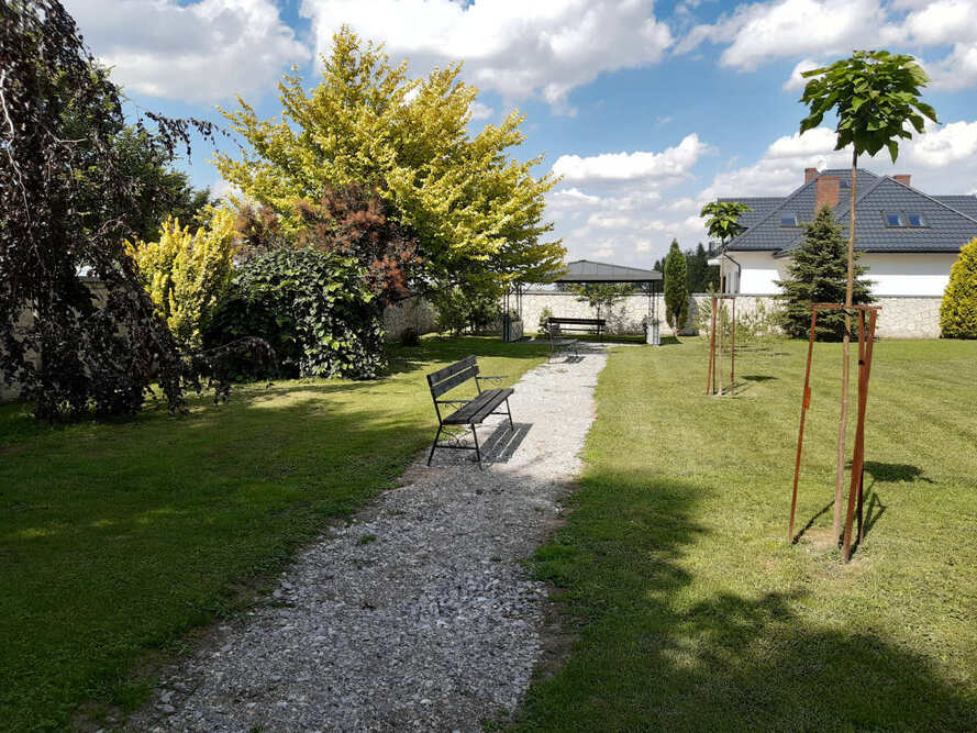 Dom dla Osób Starszych Stowarzyszenia Roch w Płoskiem posiada własny ogród