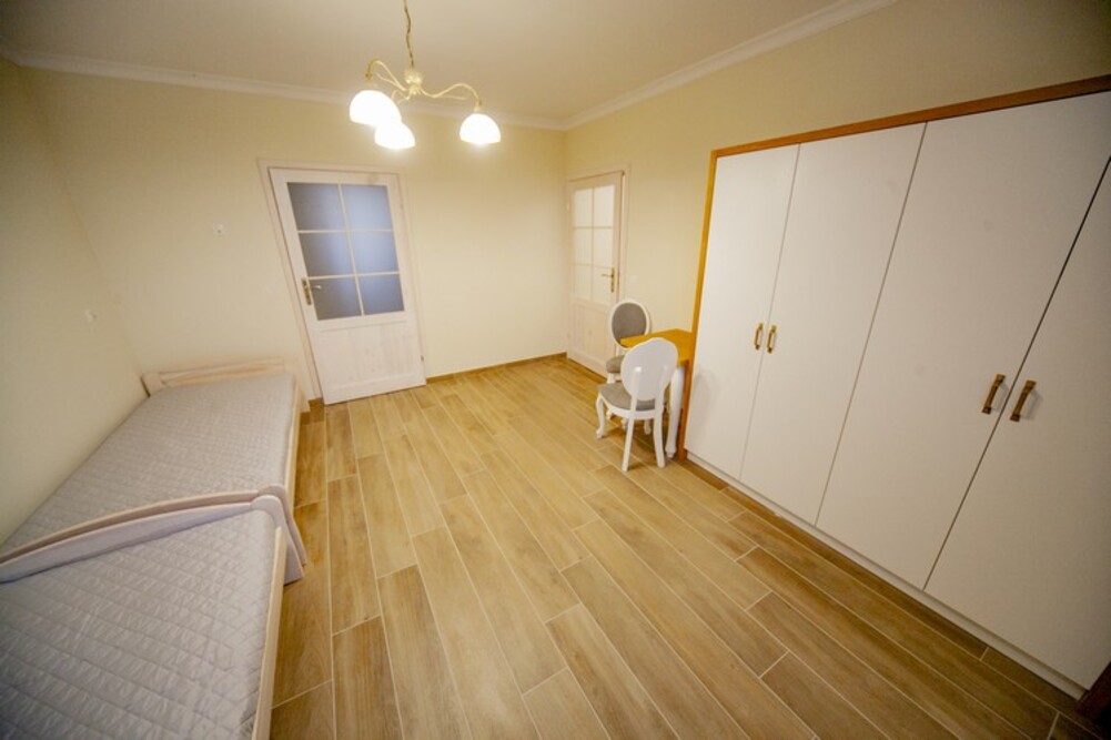 Pokoje mieszkalne w Domu Pomocy Społecznej „Stara Wieś” w Starej Wsi są przestronne, dzięki czemu bez problemu mogą po nich poruszać się osoby na wózkach inwalidzkich