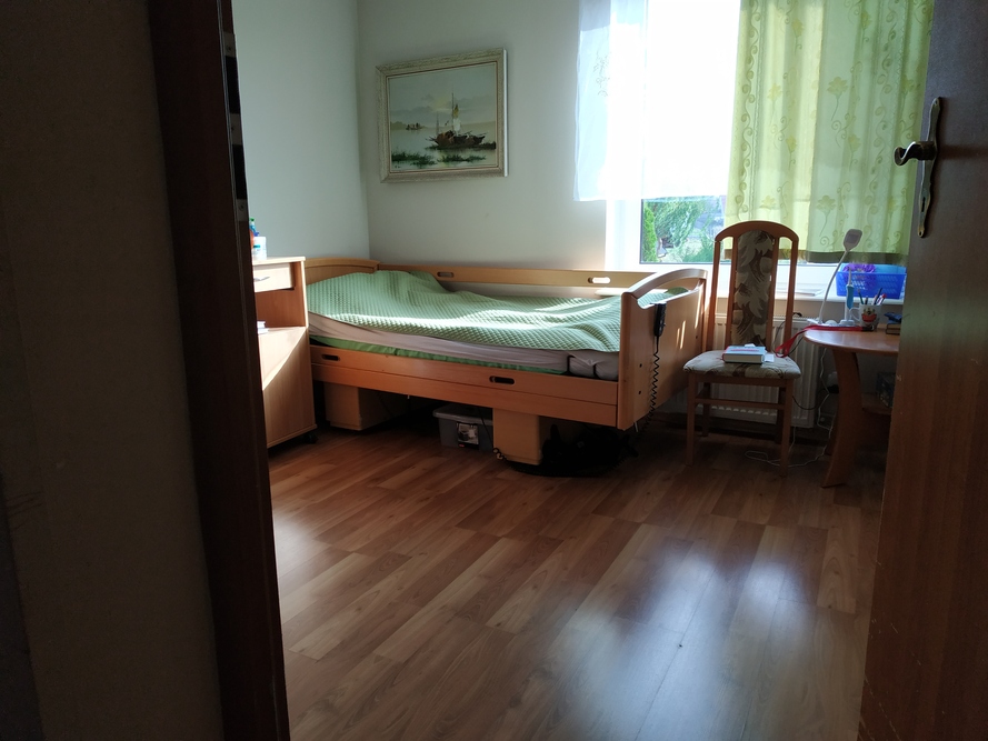 Jeden z pokoi mieszkalnych w Domu Seniora „Klukowo” w Gdańsku