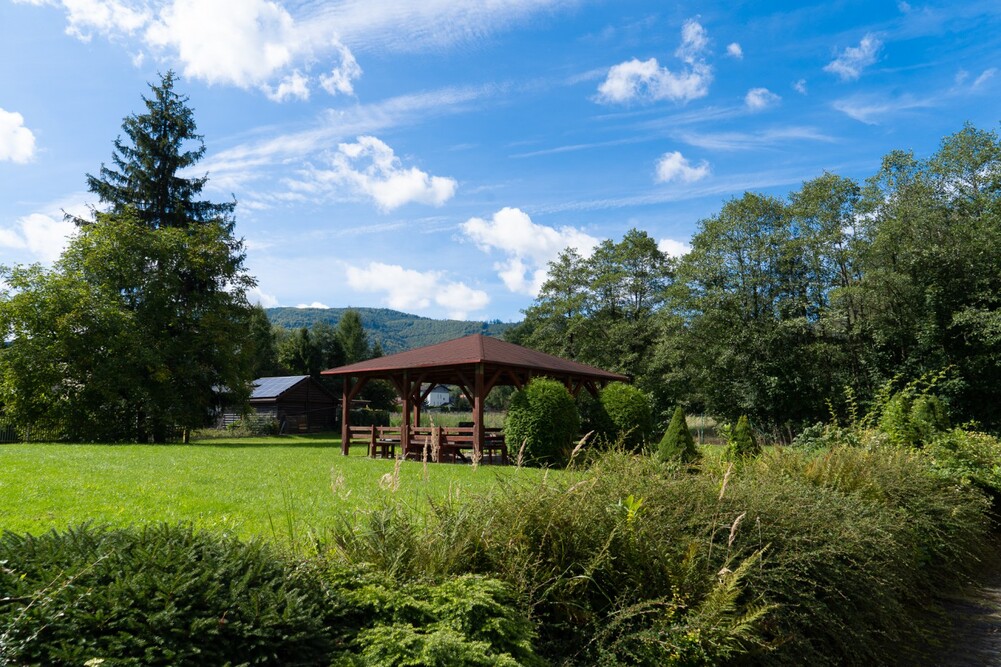 Rodzinny Dom „SENIOR” w Bystrej otoczony jest zielenią - w ogrodzie znajduje się drewniana altanka z ławeczkami i grillem