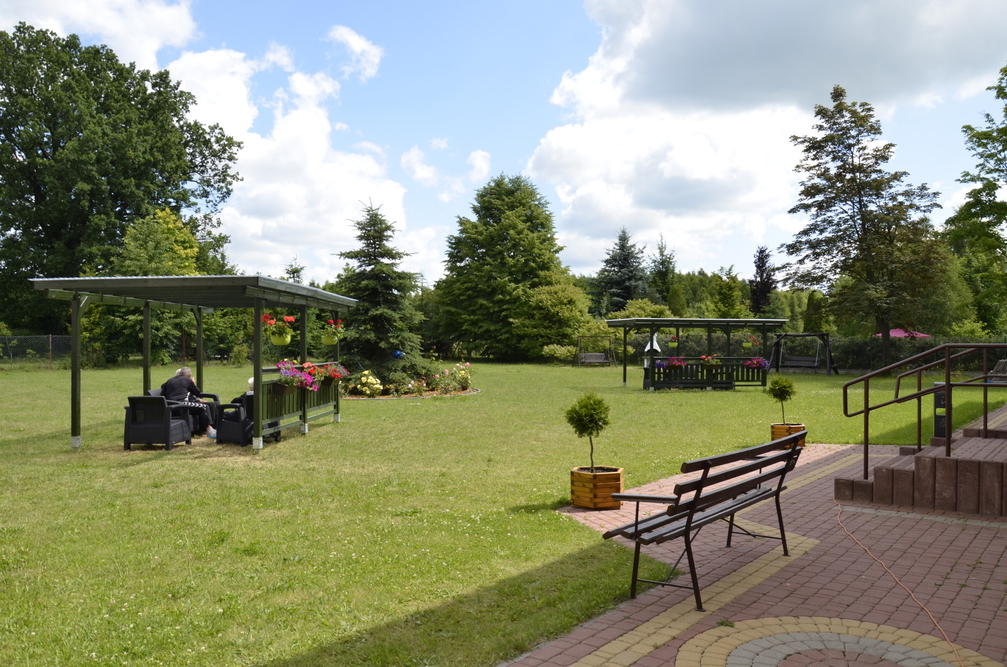 Ogród przed Domem Opieki „Zacisze” w Łaznowskiej Woli