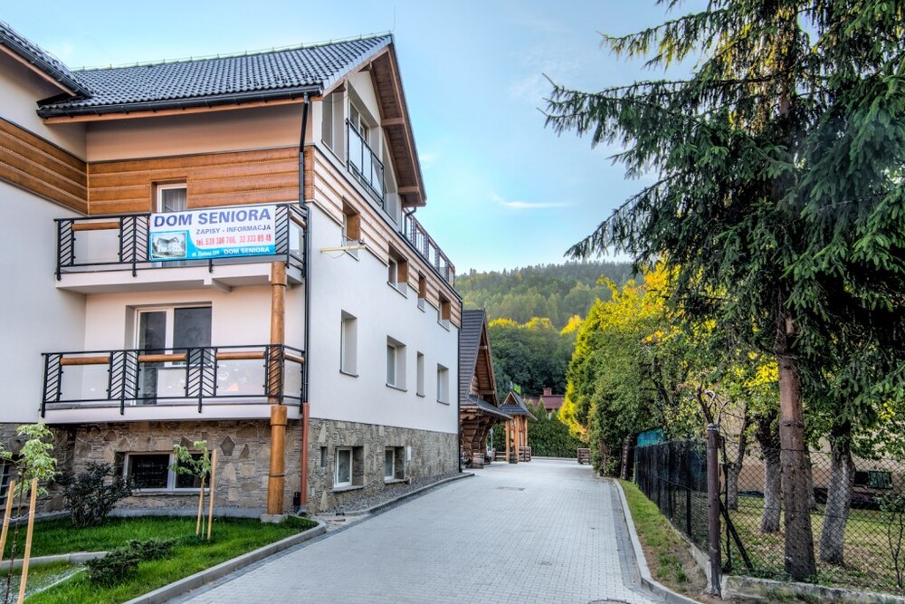 Z okien Rezydencji Seniora w Węgierskiej Górce roztacza się widok na zalesione wzgórza