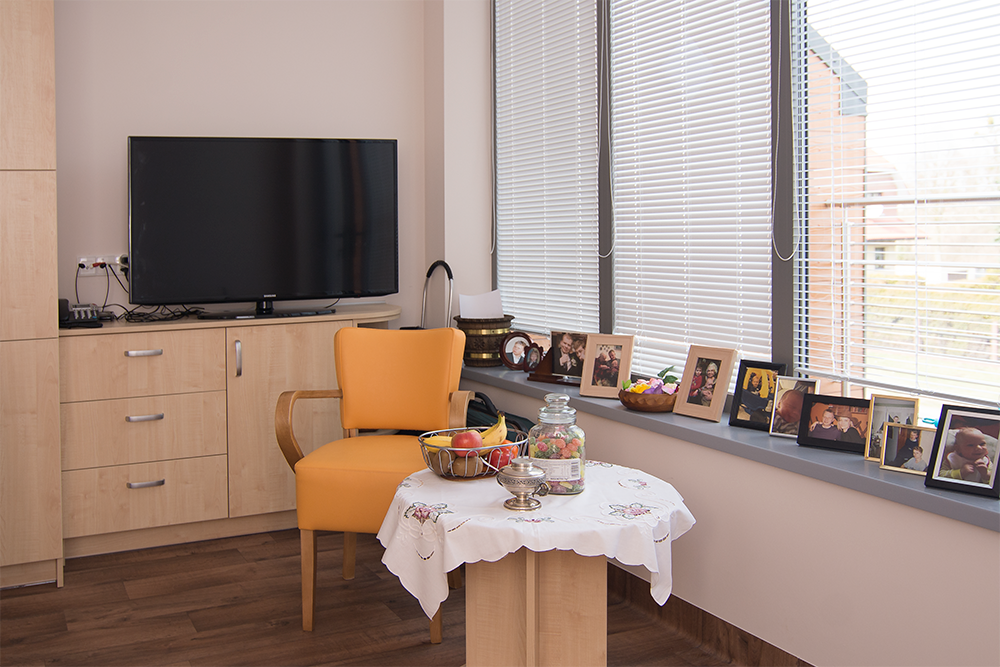 Mieszkańcy Apartamentów Senior Plus w Zbrosławicach mają możliwość własnej aranżacji pokoi, na przykład przywożąc rodzinne zdjęcia czy pamiątki