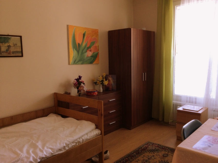 Pokoje seniorów w Domu Troskliwej Opieki „Santorius” w Rakoszycach są zaaranżowane w ,,domowym" stylu, dzięki czemu seniorzy mogą poczuć się pewnie i bezpiecznie