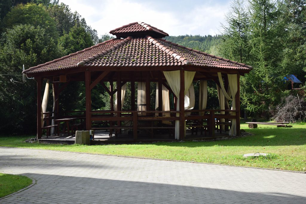 W ogrodzie Domu Seniora „Złoty Las” w Lubachowie znajduje się kilka miejsc, w których można wypocząć - jednym z nich jest drewniana altana
