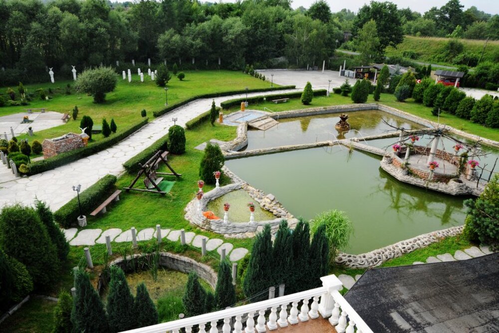 Ogród przed Domem Seniora „W Ogrodach” w Godowie