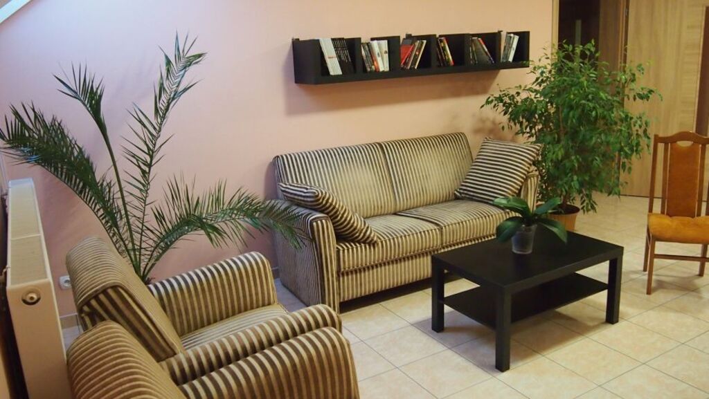 Dom Spokojnej Starości „Złote Liście” w Zarzeczu to miejsce, w którym seniorzy chętnie spędzają czas wspólnie - na zdjęciu salon z biblioteczką