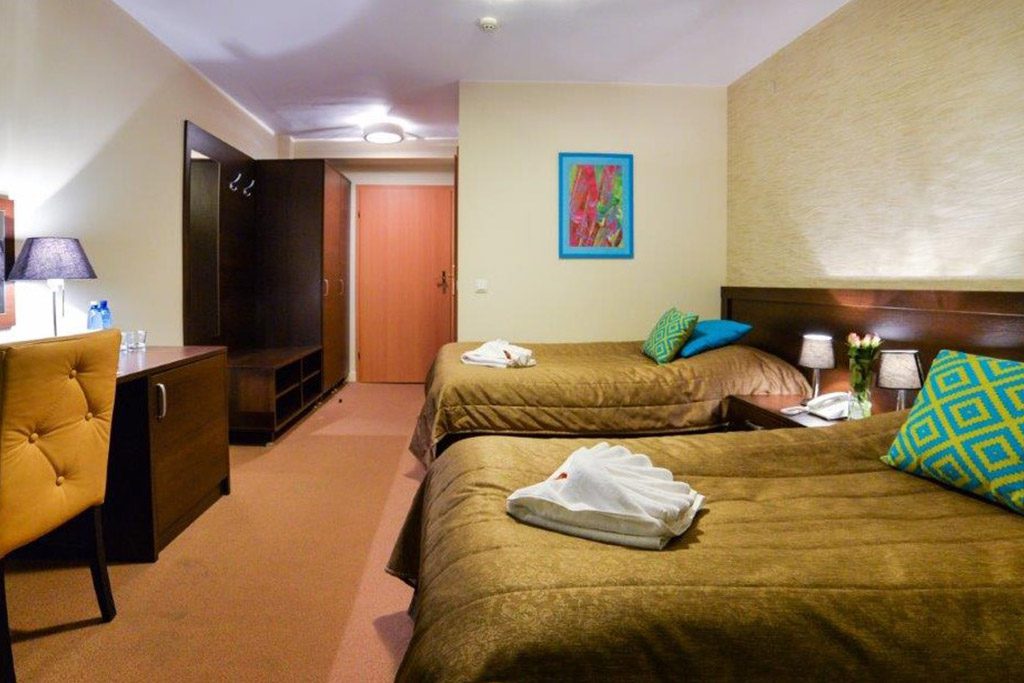 Pokoje w Domu Seniora „Złoty Las” w Lubachowie są eleganckie i przestronne