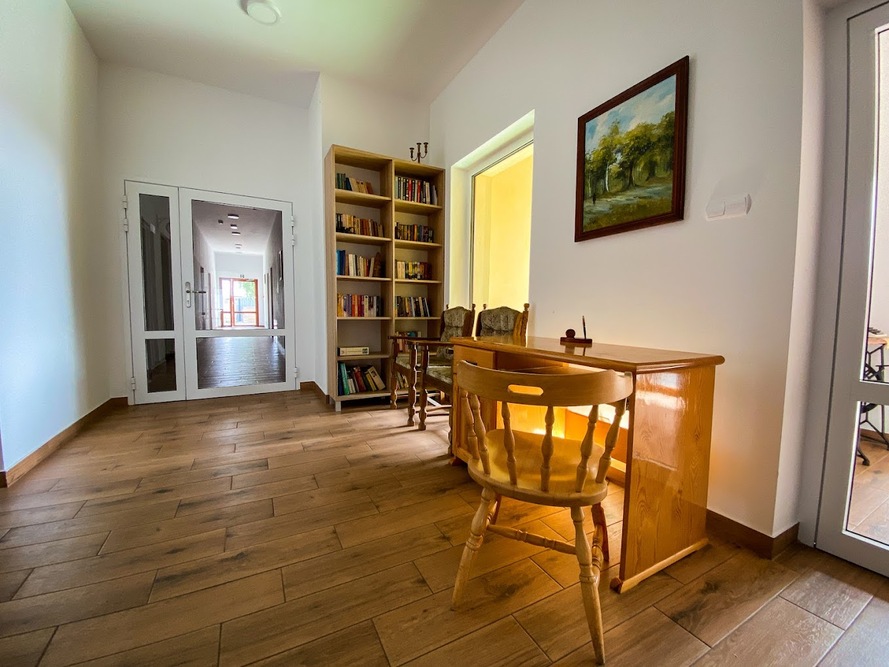 W Domu Seniora „Sielsko Anielsko” w Sędzinie  znajduje się przytulny kącik do czytania ze świetnie zaopatrzoną biblioteczką