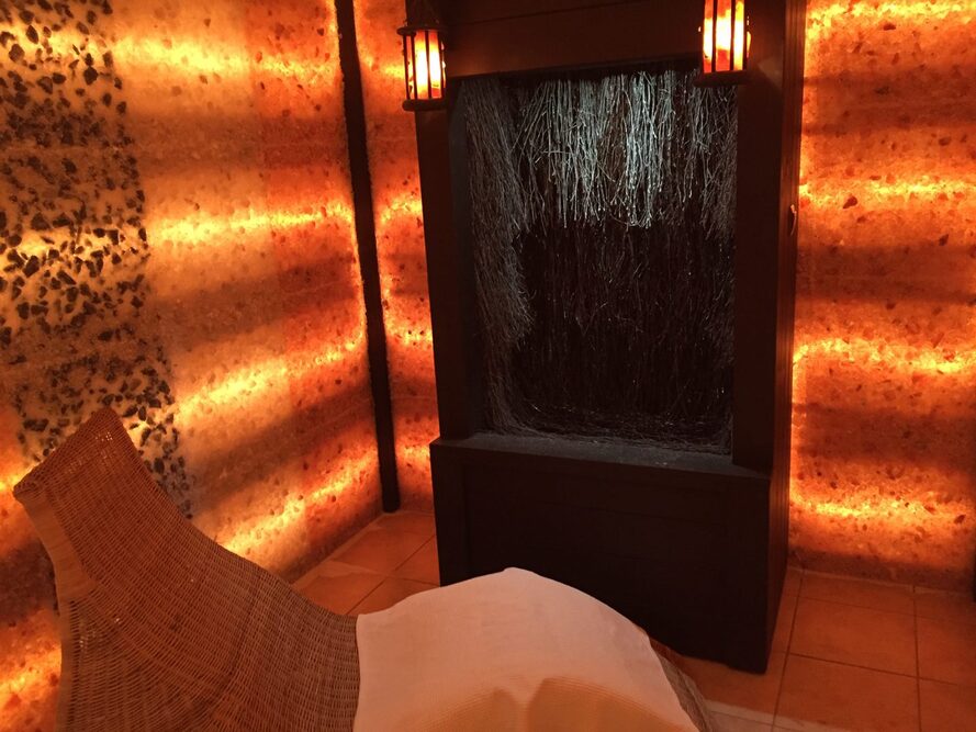 Jedną z atrakcji Domu Opieki DESIDERATA w Praszce  jest grota solna z mini tężnią solankową