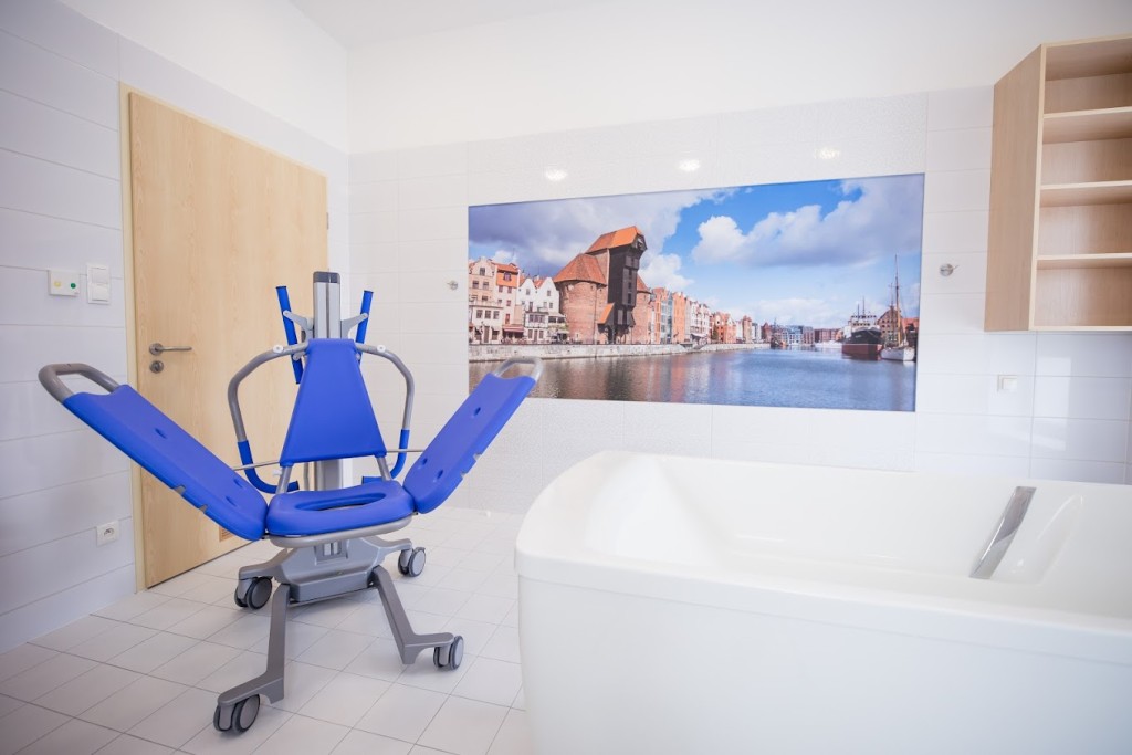 W Centrum Opieki „Serenus” w Gdańsku znajdują się pokoje kąpielowe wyposażone w specjalne podnośniki