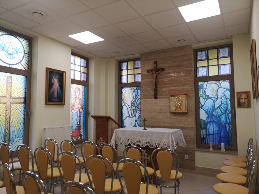 W Domu Opieki „Oliwska 5” w Warszawie znajduje się kaplica - mogą z niej korzystać zarówno rezydenci, jak i ich rodziny