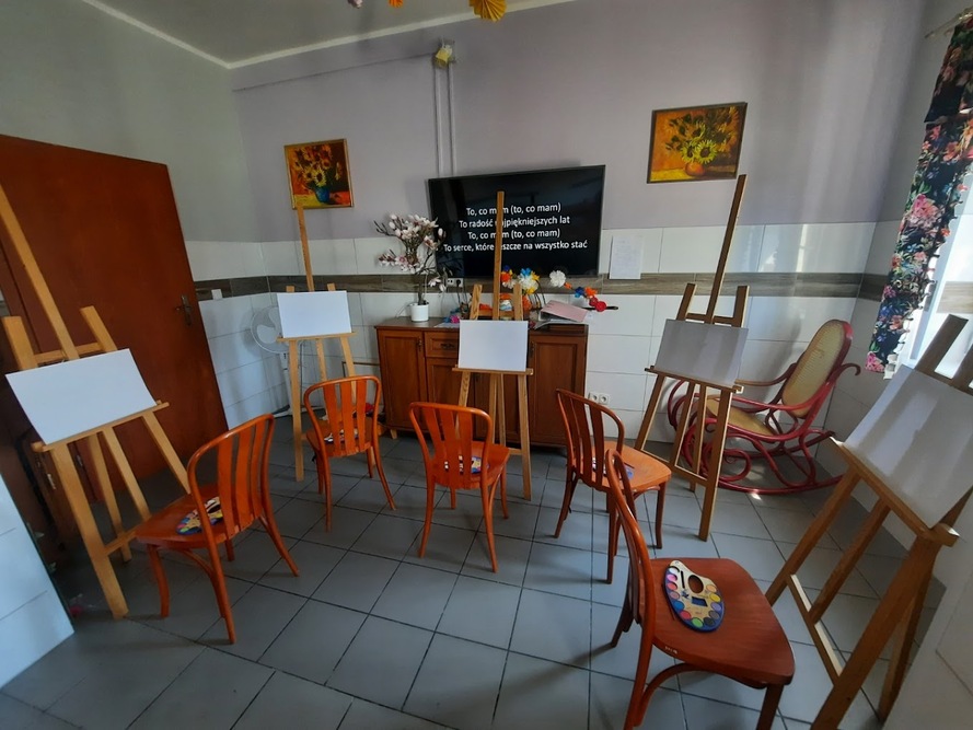 Dom Seniora „Jesień na Letniej” w Jaworznie zapewnia seniorom różne formy terapii zajęciowej - na zdjęciu zajęcia plastyczne 