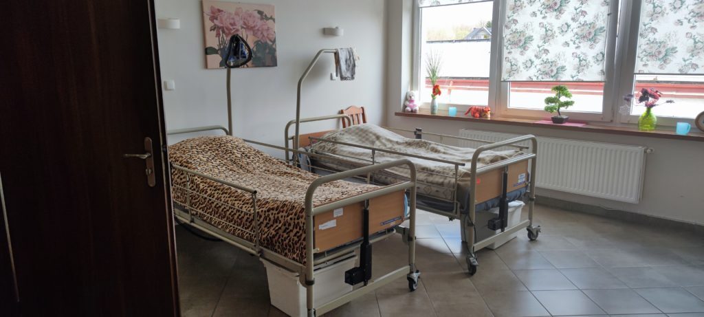 Część pokoi w Domu Opieki „Majowy Sen” w Kłodzku wyposażona jest w specjalistyczne łóżka rehabilitacyjne