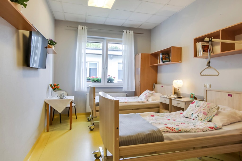 Dom Opieki „Rezydencja Honorata” w Chorzowie oferuje seniorom zakwaterowanie w komfortowych pokojach z licznymi udogodnieniami