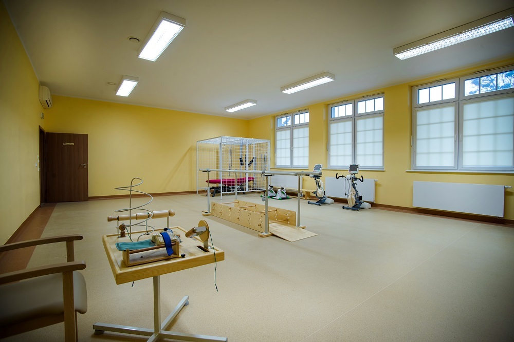 Dom Seniora Fundacji Zakłady Kórnickie w Jarosławcu dysponuje profesjonalnym sprzętem do rehabilitacji - wśród nich znajduje się między innymi kabina UGUL i tor do nauki chodzenia