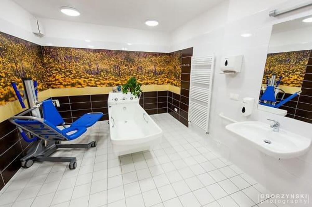 W Domu Opieki „Senior Residence” w Katowicach znajduje się pokój kąpielowy wyposażony w specjalny podnośnik
