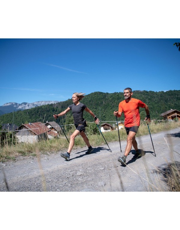 Seniorzy trenujący z kijkami do nordic walking newfeel nw p70