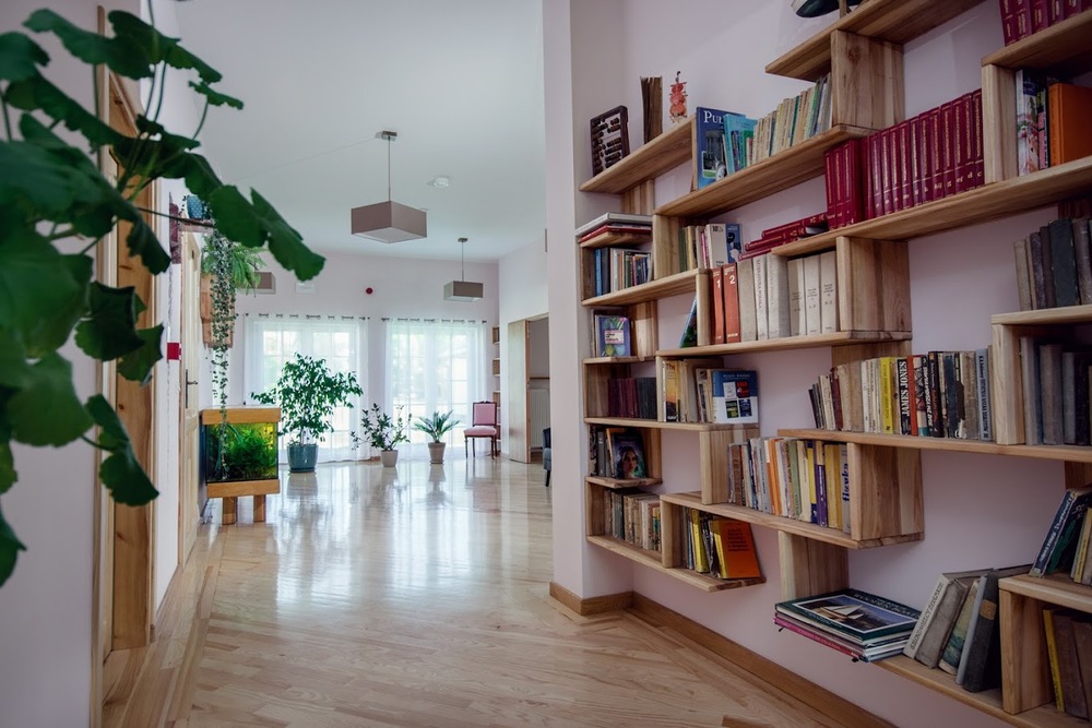 Mieszkańcy Domu Opieki i Rehabilitacji „Lipowy Dwór” w Nasutowie  mają do dyspozycji świetnie wyposażoną biblioteczkę