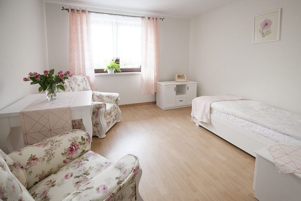 Pokoje w Domu Opieki DESIDERATA w Praszce są schludne, pomalowane w jasne kolory i wyposażone w funkcjonalne meble