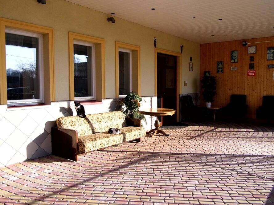 Słoneczny taras przed Domem Seniora „Nad Strumykiem” w Legendzinie to miejsce, w którym seniorzy mogą wygrzewać się w promieniach słońca i oddawać ulubionym aktywnościom