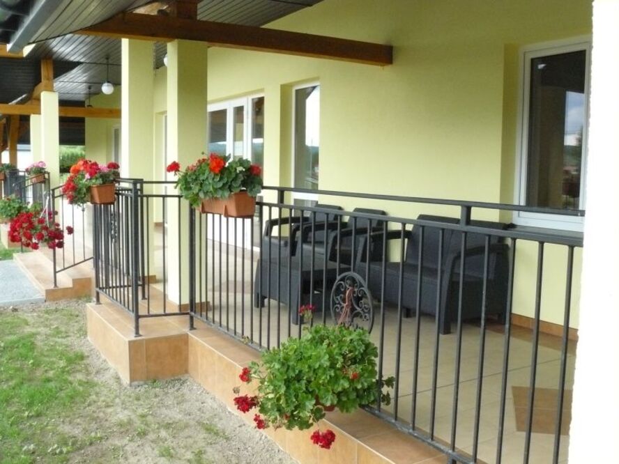 Taras przed Domem Spokojnej Starości „Złote Liście” w Zarzeczu