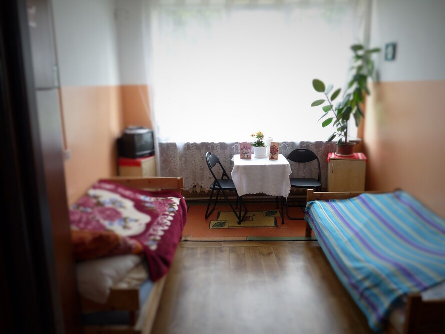 Pokoje w Domu Opieki „Zacisze” w Ostrej Górze są schludne i utrzymane w stonowanej kolorstyce