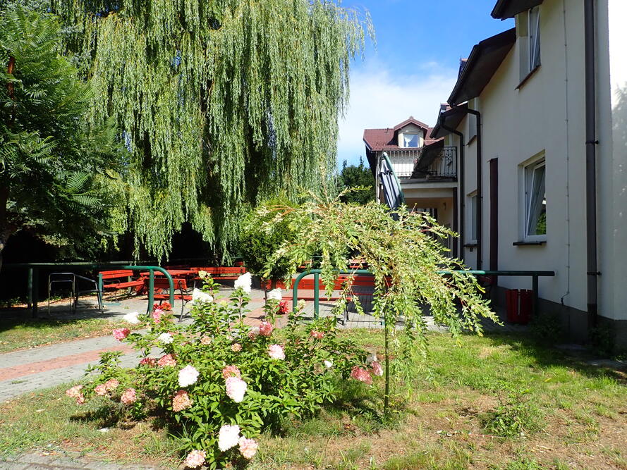 Ogród przed Domem Seniora „Osieki” w Osiekach Lęborskich